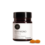 Abgebildet ist eine Produktdose von Medicom Q10 Mono 30 mg mit zwei orangefarbenen Coenzym Q10 Soft-Gel-Kapseln davor