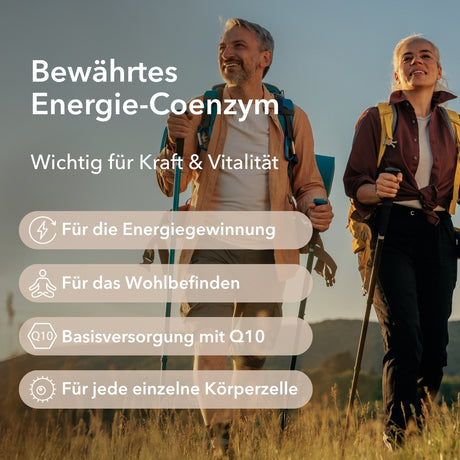 Zwei Personen wandern bei Sonnenschein im Freien; eingeblendet ist ein Text über die Vorteile von Q10 Mono 30 mg von Medicom auf Deutsch mit folgenden Produktinformationen:
Für die Energiegewinnung
Für das Wohlbefinden
Basisversorgung mit Q10
Für jede einzelne Körperzelle