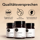 Drei Produktdosen von Medicom Q10 Mono 30 mg mit Gütesiegeln und Zerfifikaten, die die GMP-Standards, die tierversuchsfreie Produktion und die erstklassige Qualität hervorheben.