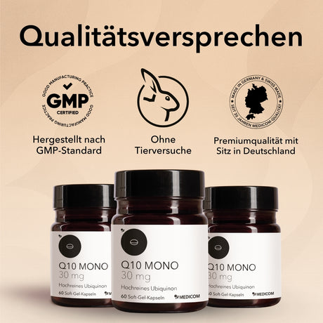 Drei Produktdosen von Medicom Q10 Mono 30 mg mit Gütesiegeln und Zerfifikaten, die die GMP-Standards, die tierversuchsfreie Produktion und die erstklassige Qualität hervorheben.