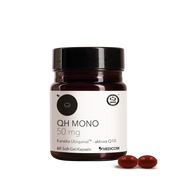 Ein Glas mit der Aufschrift „QH Mono 50 mg“ von Medicom, auf dem zwei rote Kapseln vor weißem Hintergrund abgebildet sind, präsentiert dieses hochwertige Nahrungsergänzungsmittel, das Kaneka QH Ubiquinol enthält – eine Form von Coenzym Q10 mit hoher Bioverfügbarkeit.