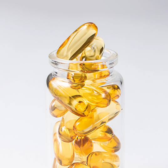 Soft-Gel-Kapseln in einem Glasbehälter in der Aufnahme