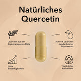Die Produktdose von Quercetin und zwei  Kapseln davor. Produktinformationen zu Quercetin: Natürliches Quercetin – hochdosiert
Icon 1: Quercetin aus der Sophora-japonica-Blüte
Icon 2: Hohe Bioverfügbarkeit
Icon 3: Auf 95% Quercetin standardisierter Blütenextrakt 
Icon 4: Natürliches Antioxidans