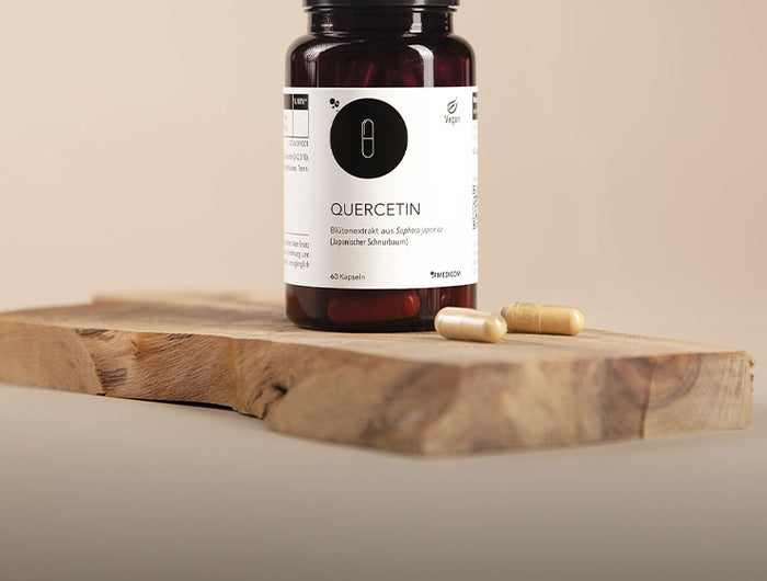 Die Dose von Quercetin vor beigem Hintergrund.
