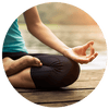 Eine Frau im Yoga-Lotussitz