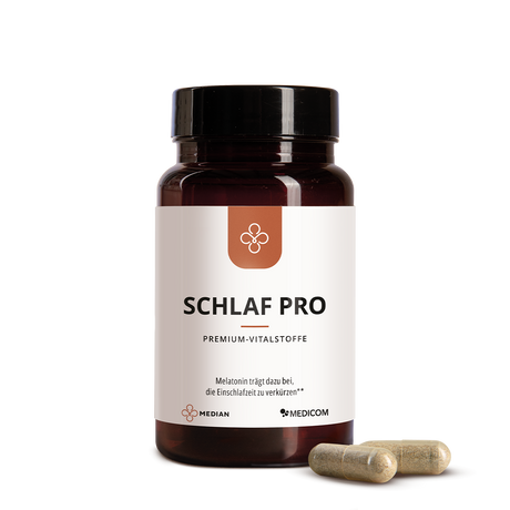 Median Schlaf Pro dark bottle with label and two capsules in front on a white background, formulated to promote faster sleep onset (schnelleres Einschlafen) and enhance sleep quality (Schlafqualität).