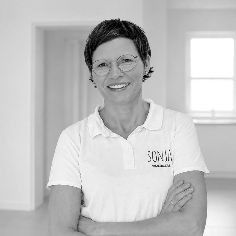 Sonja Lewecke leitet die Qualitätssicherung und die wissenschaftliche Abteilung. Sie trägt eine Brille und ein weißes T-Shirt, auf dem ihr Name und Medicom steht.