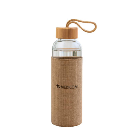 Die Medicom Trinkflasche ist eine klare Glasflasche mit einer braunen Stoffhülle, einem Holzdeckel und einem Trageriemen der Marke Medicom.