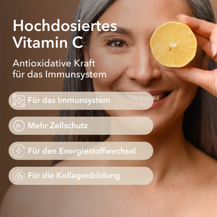 Eine junge Frau hält eine halbe Zitronenhälfte in der Hand plus Produktinformationen zu Vitamin C Shot 1.000 mg