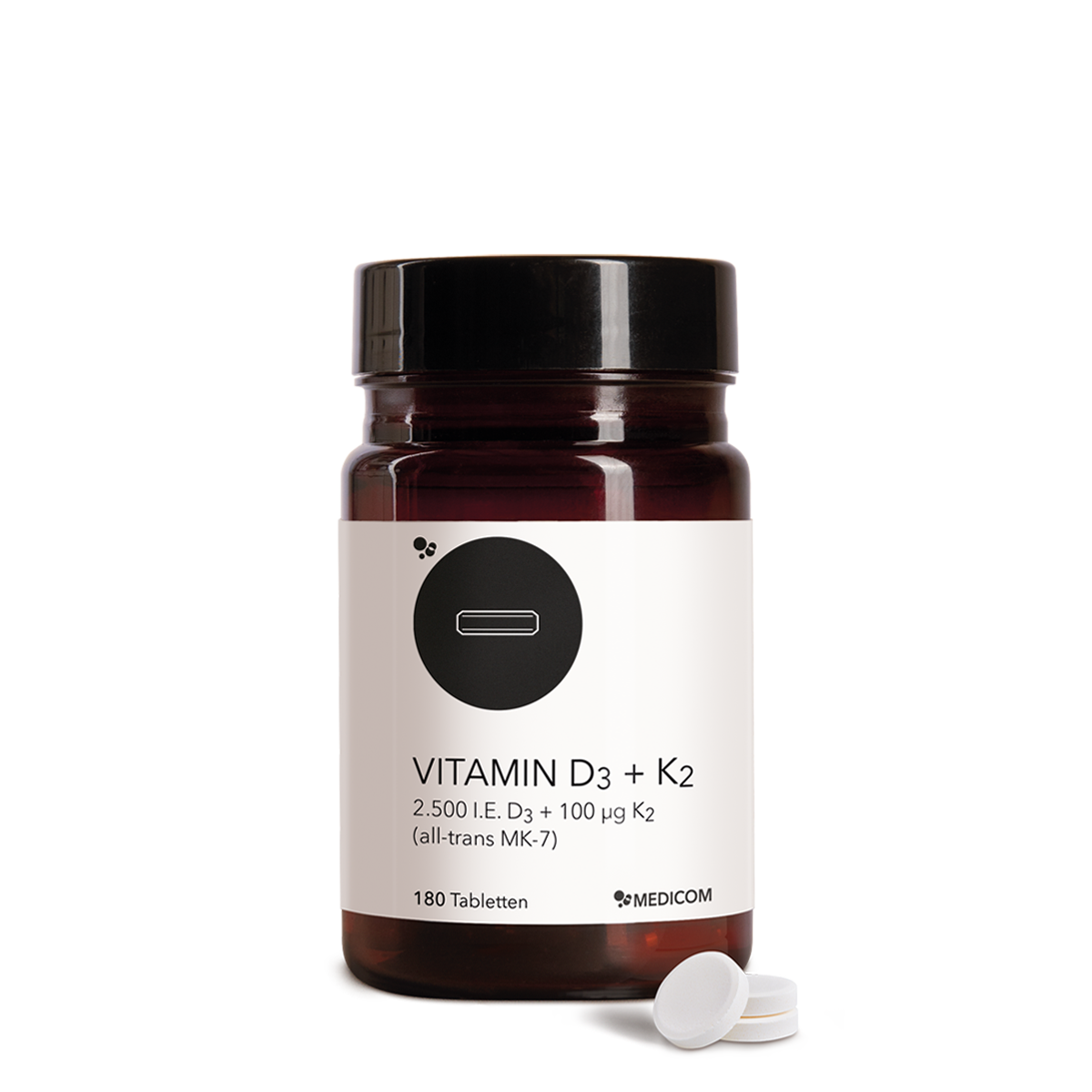 Die Produktdose von Vitamin D3 + K2 Tabletten und drei Tabletten im Vordergrund