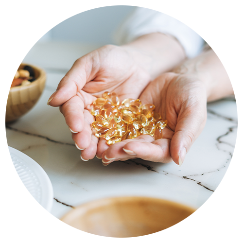Frauenhände halten die pflanzlichen Weichkapseln von Algenöl 