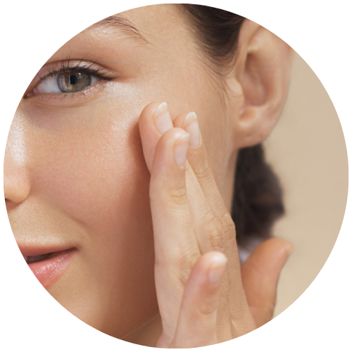 Junge Frau streicht sich über Gesicht Close Up