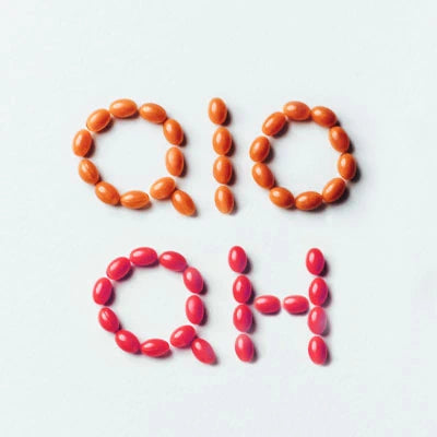 Rote und orangefarbene ovale Pillen, die so angeordnet sind, dass oben Q10 und unten QH steht, vor einem weißen Hintergrund.