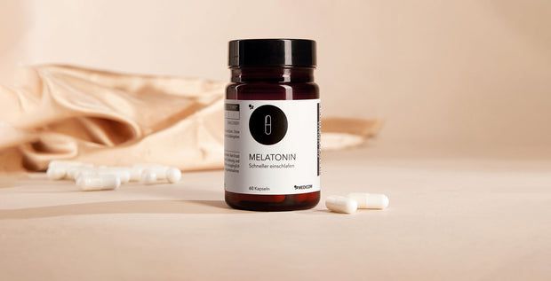 Die Produktdose von Melatonin im Bild mit zwei Kapseln im Vordergrund. Das Kachelbild ist auf der Homepage und verlinkt auf die Landing Page mit Produkten, die im Preis reduziert sind, auf die Saleseite.