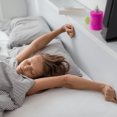 Jemand streckt sich im Bett