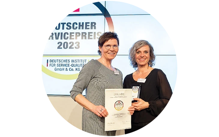 Geschäftsführerin von Medicom Ana Lorena Gómez und Sonja Lewecke von der Wissenschaftsabteilung bei Medicom bei der Preisverleihung des Deutschen Servicepreises 2023 in Berlin