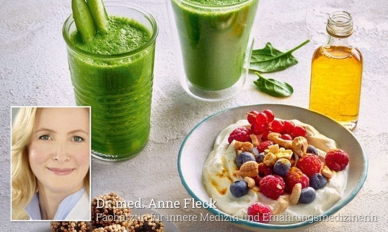 Anne Fleck im Portraitbild, grüne Smoothies und gesundes Beerenmüsli
