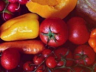 Rotes, gelbes und orangenes Gemüse und Obst