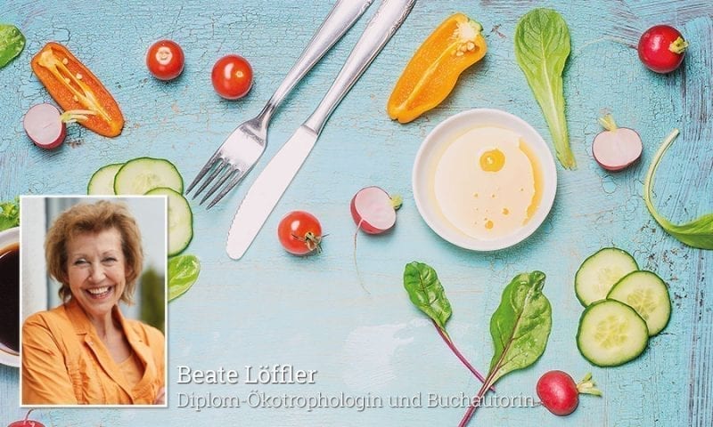 Links im Portrait Beate Löffler und verschiedenes Gemüse und Besteck