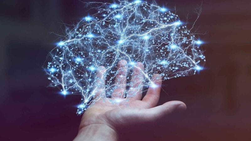 Männerhand und Lichtnetzwerk in Form eines Gehirns