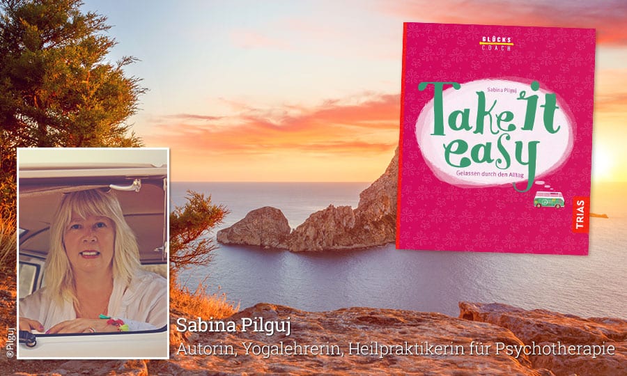 Links im Portrait Frau Sabina Pilguj, Glückscoach, rechts das Buchcover von "Take it easy", im Hintergund Blick auf die Felsen und das Meer auf Ibiza.