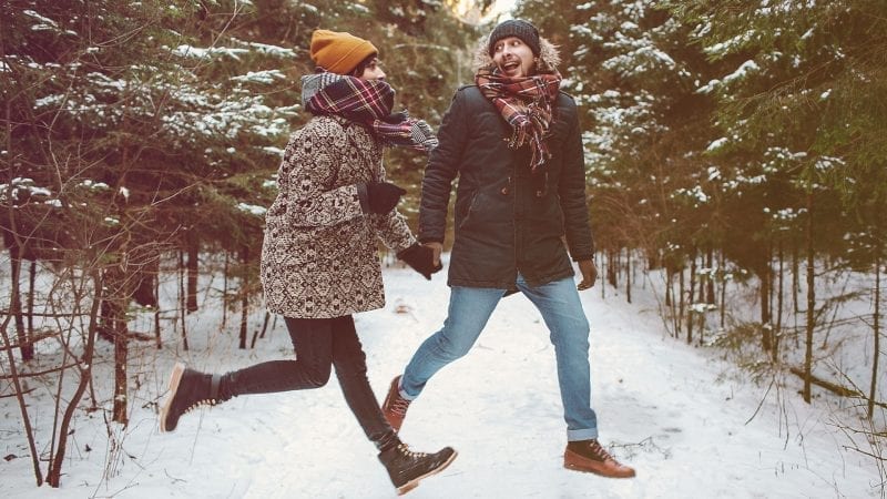 Junges Paar im verschneiten Wald
