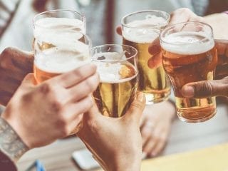 Gläser anstoßen mit Alkohol