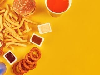 Fast Food auf gelbem Hintergrund