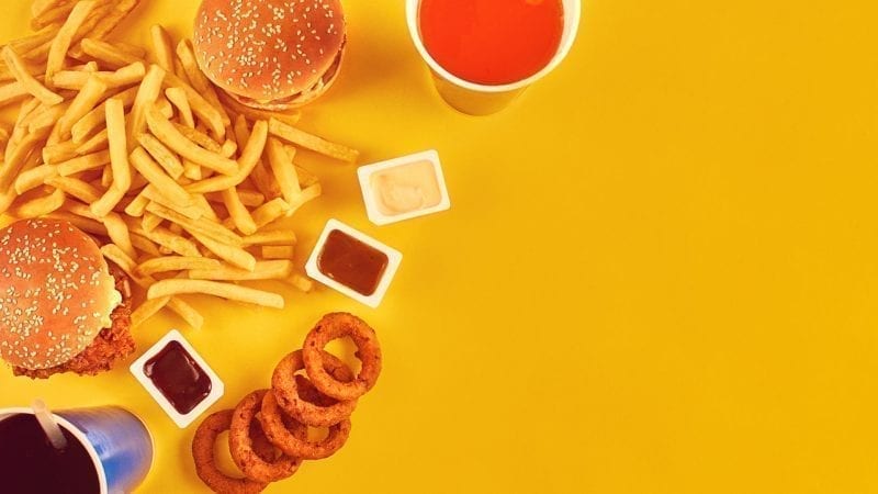 Fast Food auf gelbem Hintergrund