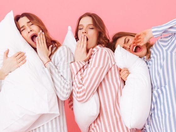 Drei Frauen in Pyjama