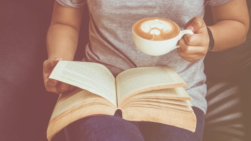 Buch und Milchkaffee