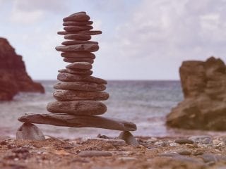 Steine übereinander am Strand