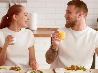 Ein Paar in der Küche beim Essen