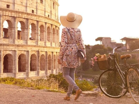 Kolosseum Rom Frau mit Fahrrad