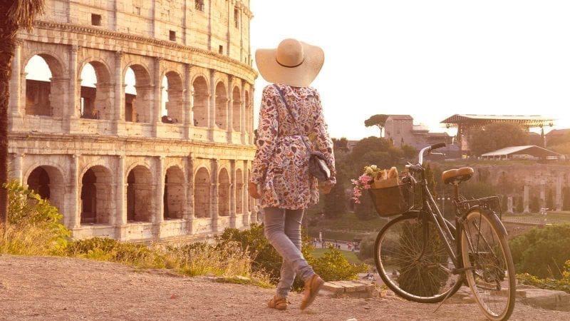 Kolosseum Rom Frau mit Fahrrad