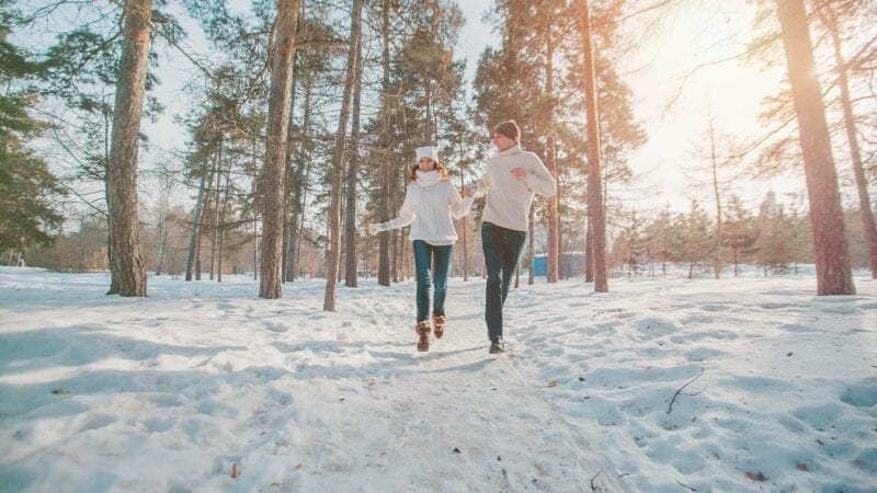 Paar läuft in Winterlandschaft