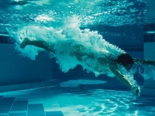 Ein Schwimmer unter Wasser