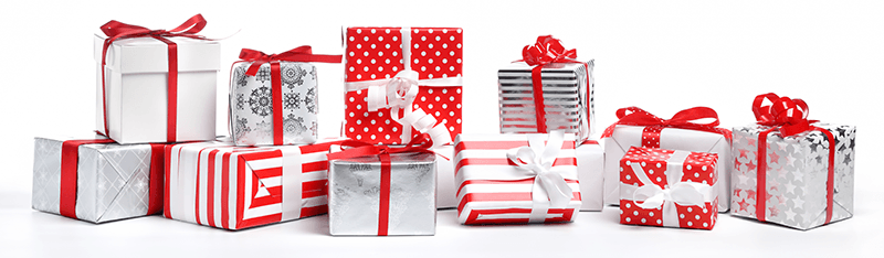 Schön verpackte Geschenke in silber, rot und weiß