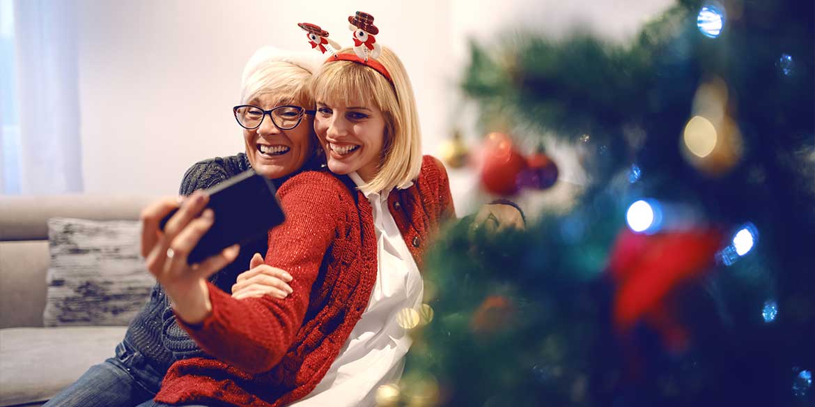 Selfie Mutter und Tochter zu Weihnachten