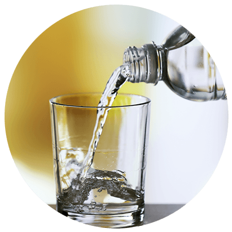 Trinkwasser wird in ein Glas gegossen