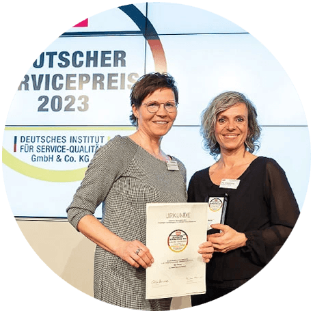 Die Geschäftsführerin von Medicom (rechts im Bild) nimmt den Service-Award 2023 entgegen. Links im Bild steht Sonja Lewecke von der wissenschaftlichen Abteilung bei Medicom.