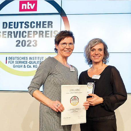 Bei der Preisverleihung des Deutschen Service-Award 2023 in Berlin. Von links nach rechts: Sonja Lewecke-Böhme (Wissenschaftliche Abteilung/ Qualitätssicherung Medicom) und Ana Lorena Gómez (Geschäftsführerin Medicom)