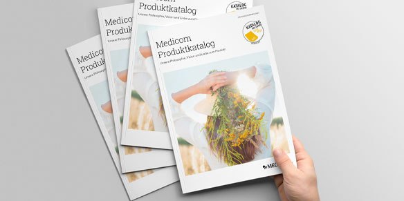 4 Coverbilder des Medicom Produktkataloges. Auf dem Cover ist eine Frau, die einen Blumenstrauß in den Händen hält.
