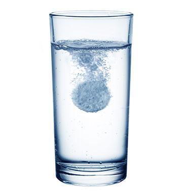 Wasserglas mit einem eintauchenden Braustablette Calcium plus Vitamin D praktisch – einfach zu schluckende, teilbare Tabletten