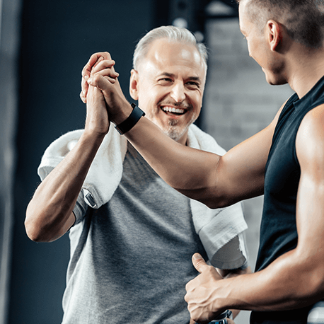 2 Männer in Sportkleidung klatschen sich in die Hände – starkes Herz, leistungsstark