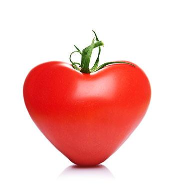 Eine rote Tomate in Herzform