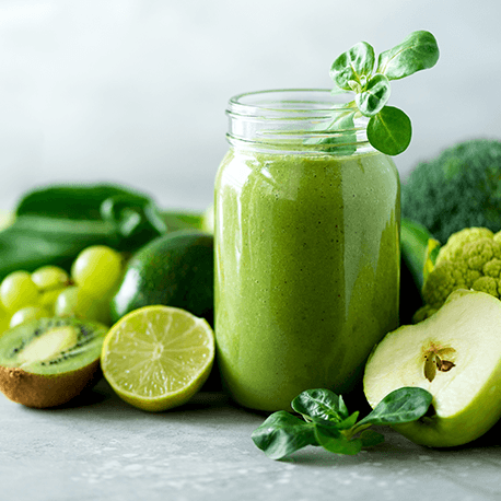 Grüner, veganer Smoothie mit Feldsalat, Brokkoli, Kiwi und Apfel