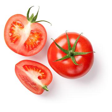 geschnittene Tomaten, mit einer ganzen, rot leuchtenden Tomate