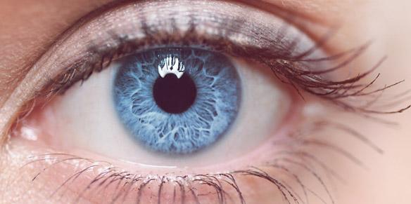 Nahaufnahme eines Auges mit blauer Iris