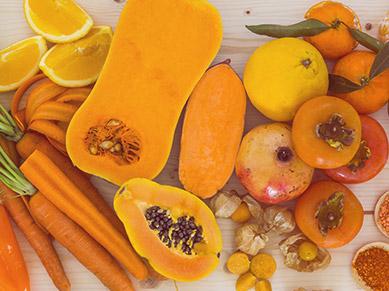 Foto mit roten und orangenen Früchten und Gemüse